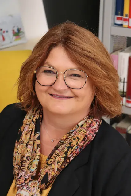 Bgm. Doris Dirnberger: "Gratwein-Straßengel ist aktuell Schauplatz eines Steirerkrimis. Leer stehende Räume in Nachbarschaft zum Lammer wurden zur filmischen Polizeistation, gedreht wurde auch im Furnierwerk Merkscha. Die Ausstrahlung ist für Juni 2026 geplant. Wer gerne an Krimi-Schauplätzen urlaubt, braucht nicht mehr nach Venedig zu Commissario Guido Brunetti oder zu Georges Dupin in die Bretagne zu reisen, das geht jetzt auch in Gratwein-Straßengel".  | Foto: Edith Ertl