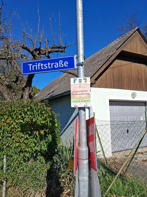 Hmmm, welchen Weg soll ich nehmen? Den linken oder den rechten? Ich kanns an der Karte nicht richtig ablesen | Foto: Gold Michaela