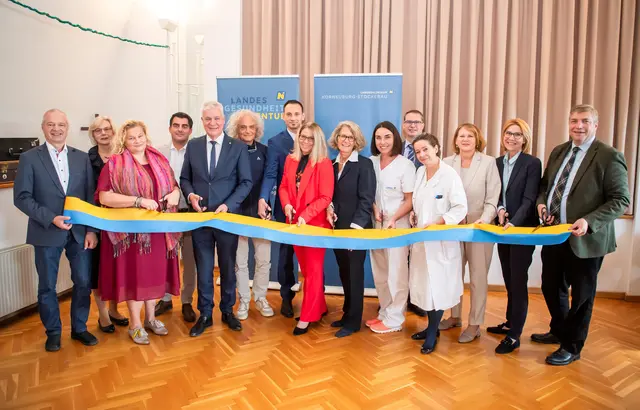 Feierliche Eröffnung: Kaufmännischer Direktor Anton Hörth (Landesklinikum Hollabrunn &amp;
Korneuburg-Stockerau), Athe Grafinger (NÖ LGA - Abteilung Strategie und Qualität Medizin),
Vorständin NÖ LGA Elisabeth Bräutigam, Bürgermeister Christian Gepp, Landesrat Anton
Kasser, Vizepräsident Wolfgang Walentich (Ärztekammer NÖ). Stv-Bezirkshauptmann Thomas
Heider (Korneuburg), Geschäftsführerin Katja Steininger (Gesundheit Weinviertel GmbH),
Primaria Judith Sautner, Stationsleitung Beatrix Perschon, Patientenanwalt Michael Prunbauer
(NÖ Patienten- und Pflegeanwaltschaft), Oberärztin Marianne Patsch, Pflegedirektorin Silvia
Hickelsberger (Landesklinikum Hollabrunn &amp; Korneuburg-Stockerau) Bürgermeisterin Andrea
Völkl und Abgeordneter zum NÖ Landtag Hubert Keyl. | Foto: NÖ LGA/Robert Herbst