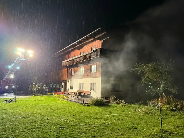 Mitten in der Nacht schlugen Flammen aus dem Zimmer – rascher Feuerwehreinsatz verhinderte Schlimmeres. | Foto: Zoom Tirol