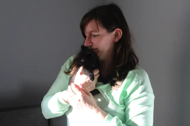 Sabrina kümmert sich zu Hause in ihrer privaten Pflegestelle um mehrere Katzen.