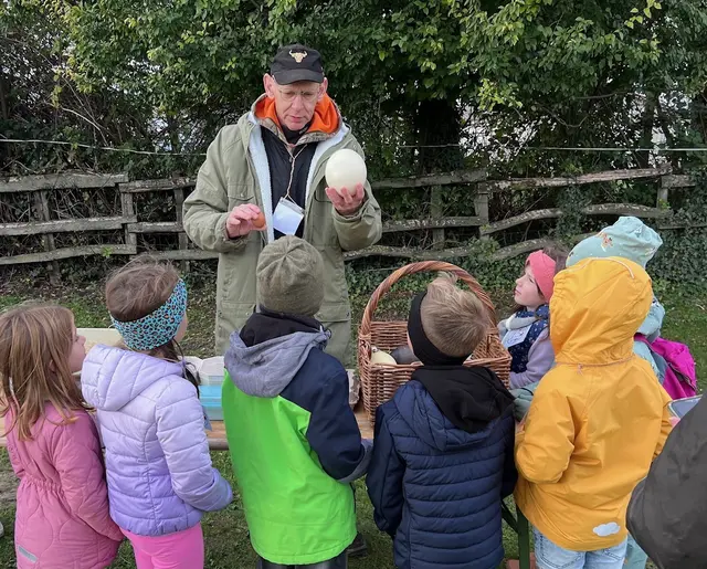 Bauernhöfe zeigen Kindern vor, dass Tierwohl gelebt und nicht gelehrt wird. | Foto: Claudine Mramor