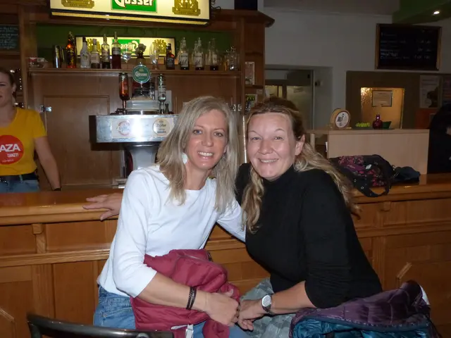 In der Bar des Gasthofes Lazarus konnten sich die Gäste bereits am 20 Uhr Getränke bestellen.  | Foto: Vanessa Wittmann