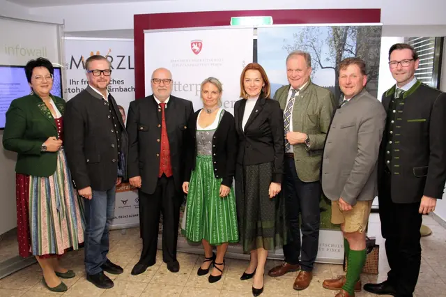 Zur Feier des Tages (v. l.): Klaudia Stroißnig, Helmut Linhart, Kurt Riemer, Simone Weber, Simone Schmiedtbauer, Erwin Dirnberger, Markus Prettenthaler und Georg Preßler | Foto: Cescutti