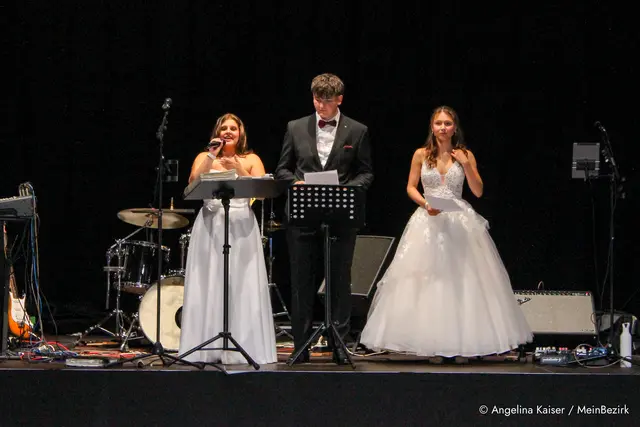 Seitens der Maturantinnen und Maturanten hießen Sophia Magdalena Szklenar, Adin Karijasevic und Zsófia Kurcz die Gäste willkommen. | Foto: Angelina Kaiser