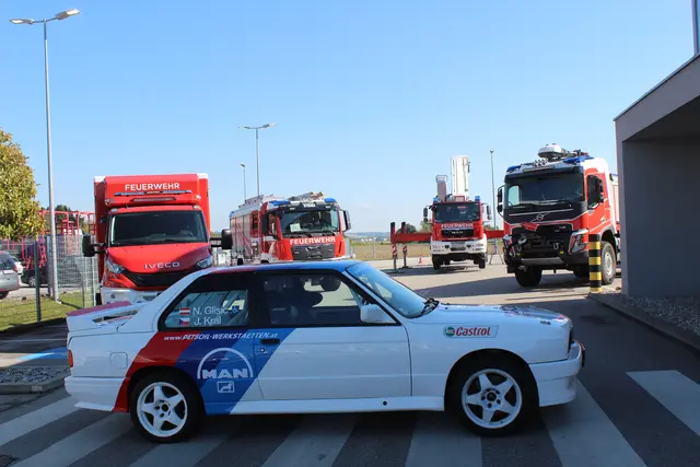 Das Rallyeauto von Nikolaus Glisic junior und dahinter FF-Fahrzeuge. | Foto: MeinBezirk Perg/Köck