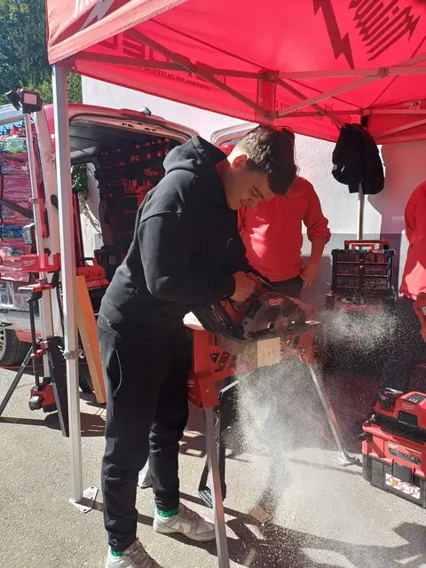 Im Rahmen der Eröffnung konnten auch die neuesten Werkzeuge und Maschinen ausprobiert werden.  | Foto: Elisabeth Kloiber