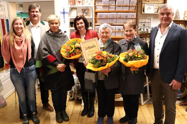 Blümchen für das Engagement: Manuela Langmann, Markus Kainz, Klaudia Kohlbacher-Perz, Regina Norz, Lore Steinbauer, Anni Weißensteiner, Karl Bohnstingl (v.l.) | Foto: Gerhard Langmann