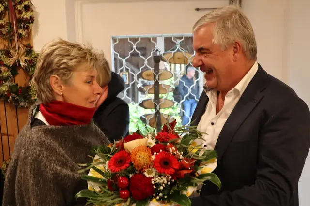 Für die Obfrau gab es Blumen von der Gemeinde | Foto: Gerhard Langmann