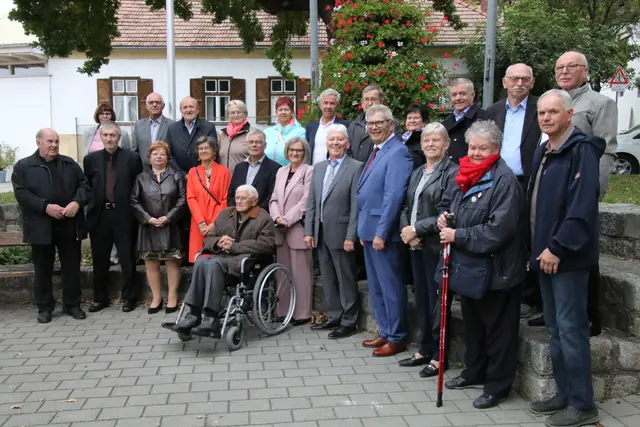 v. l. zweite Reihe. Christa Zankowitsch,  Julius Heiner,  Karl Schmidt, Judith Rosenitsch, Anna Reichardt, Peter- Michael Brommer, Josef Wiedenhofer, Helga Ilias, Hubert Heiss, Erich Pfalz, Josef Moyses.
erste Reihe, v. l.  Johannes Scherr, Karl Medics, Ludwig Fingerhut, Eva Roser, Aurelia Kögler, Jörg Medwenitsch, Hildegard Bachhofer, Johannes Gstöhl, Gottfried Ackermann, Ottilie Moyses, Eva Hoffmann, Direktor Rudolf Kleiner