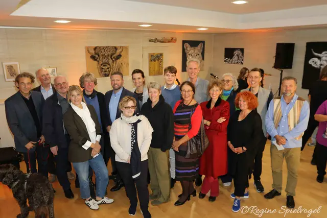 Die Künstler und das Organisationsteam: GR Matthias Ecker, Thomas Waismaier, Historiker Mag. Dieter Halama, Bürgermeister Paul Porteder, Bibliothekarin Sonja Lötsch, GR Sylwia Romanowska, Fotografin Nadja Büchler, Dr. Lukas Haselböck Ursula Labres, Künstlerin und GR Gisela Hollborn, Malerin Christine Fötsch, Keramikerin Bate Muck und Tiermaler Walter Wegger.