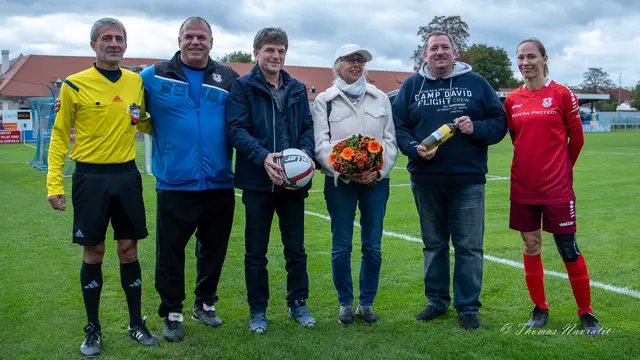 Von links: Schiedsrichter, Trainer Christian Mrskos, Reinhard Malcsik (BSM – Ballspende), Gattin von Herrn Malcsik, Sascha Pospeshil (FPÖ Herzogenburg – Patronanz) und Kapitänin Gertrud Sensoy. | Foto: Thomas Navratil