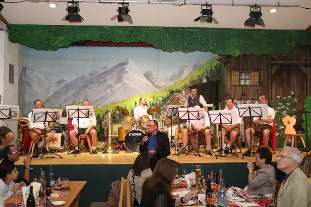 Das Geburtstagskind war von den zahlreichen Glückwünschen sichtlich gerührt, ließ es sich jedoch nicht nehmen, auch einige Witze zum Besten zu geben. | Foto: Kendlbacher