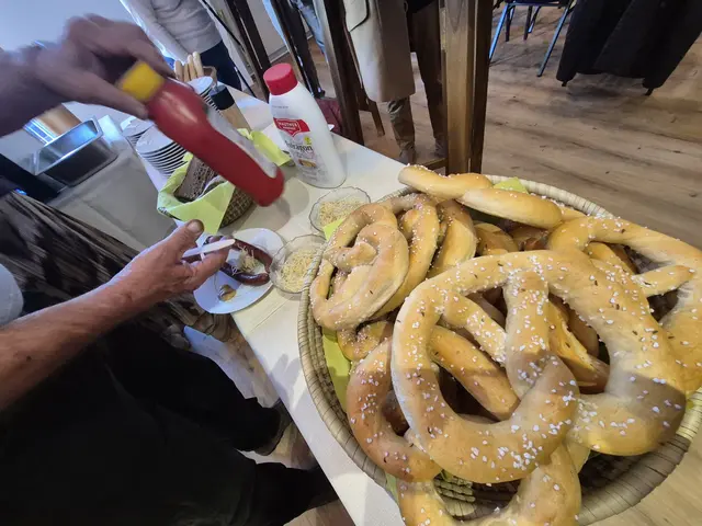 Brezn und Würstel, wie es sich im Oktober gehört. | Foto: Andrea Stelzer