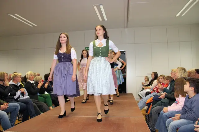 Natürlich gab es auch Trachtiges bei der Modenschau zu bewundern. | Foto: Cescutti