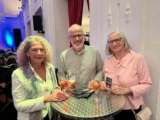 Monika Griesberger-Fischer, Bernhard und Ilse Kotlan freuen sich auf einen unterhaltsamen Abend  | Foto: Franziska Führer