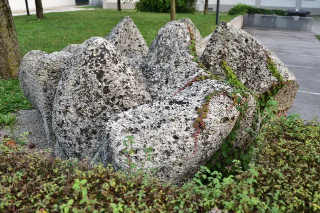 Steinskulptur "Entfaltung der inneren Kräfte" von Mathias Hietz (ursprünglich mit Sockel) am Gelände der Bezirkshauptmannschaft Amstetten. | Foto: Hans-Peter Kriener