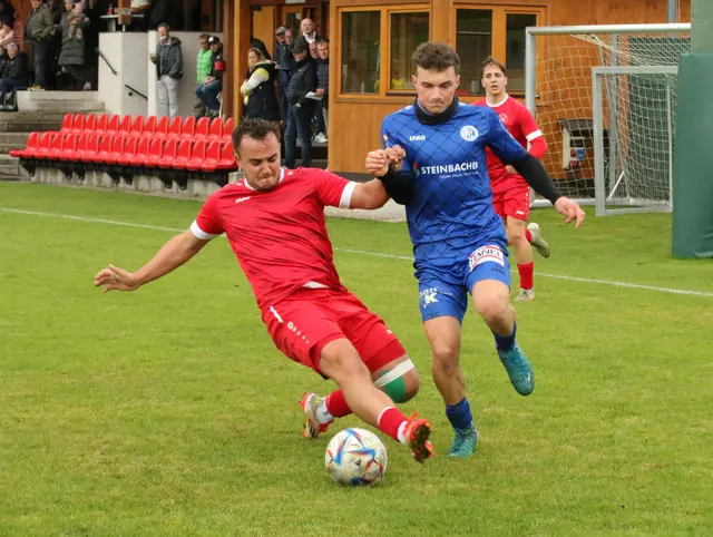Voller Einsatz: Going mit Marcel Hofer (rote Dress) feierte einen verdienten 2:0 Heimerfolg über Kirchdorf 1b (rechts im Bild: Marcel Mader)