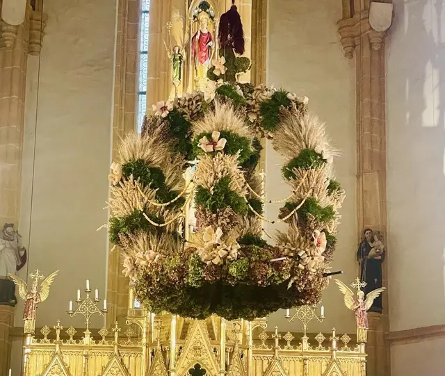 Die Erntedankkrone im Glanz der Kirche in Fernitz-Mellach | Foto: Evamaria Rozinski