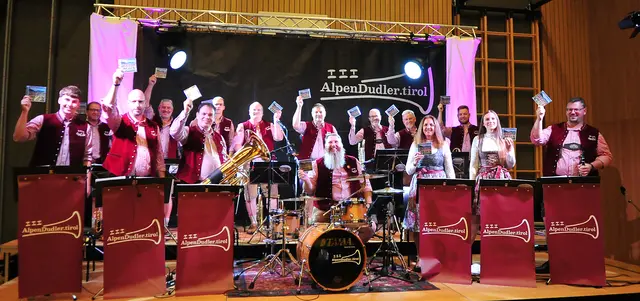 Freude bei den Mitgliedern der Blaskapelle AlpenDudler über die neue CD "Grüße aus Tirol". | Foto: Hassl