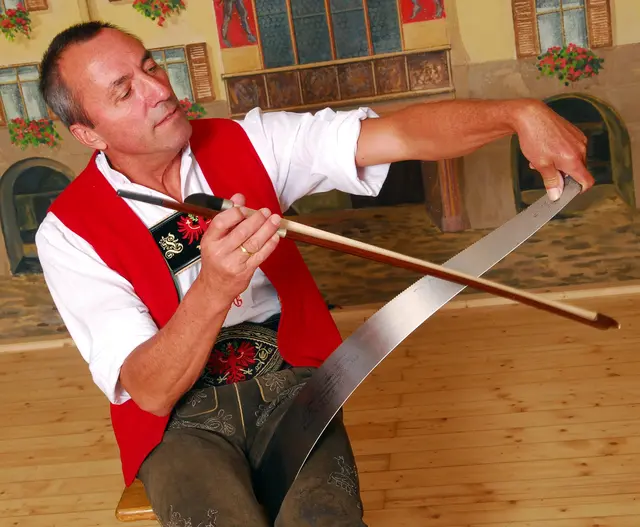 Ein Bild aus früherer Zeit: Ernst spielt auf einer Säge. | Foto: Kendlbacher