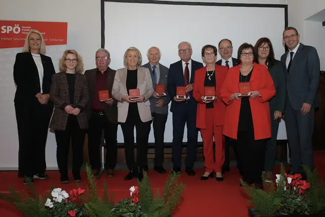 Mit der Victor-Adler-Plakette Geehrte und Gratulanten, von links: Katrin Auer, Eva-Maria Holzleitner, Alexander Hinterschuster, Friederike Obrist, Walter Kührer, Gerald Hackl, Ingrid Weixlberger, Martin Winkler, Anneliese Zimmermann, Sabine Engleitner-Neu und Markus Vogl. | Foto: Klaus Mader