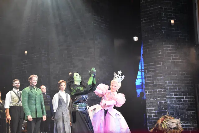 Mark Seibert (Der Zauberer), Laura Panzeri (Elphaba) und Vanessa Heinz (Glinda). | Foto: Preineder
