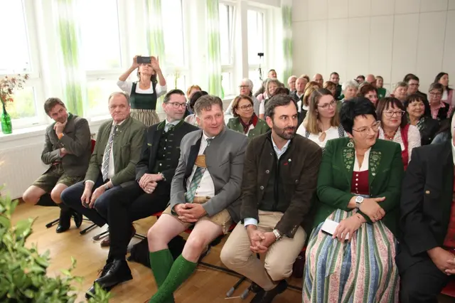 Zahlreiche Ehrengäste lauschten den Darbietungen beim Festakt. | Foto: Cescutti