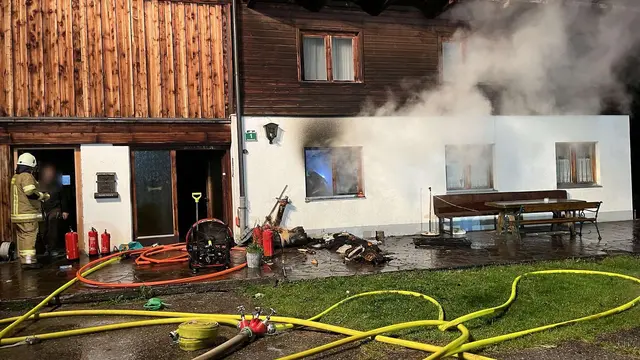 Der Brand brach gegen 01:10 Uhr im Erdgeschoss eines Bauernhofes aus. | Foto: Zoom Tirol