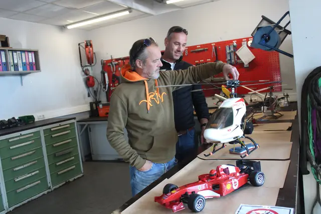 Kfz-Techniker Janos Billege präsentierte seine selbst gebauten Hubschrauber - am Bild mit MeinBezirk-Perg-Geschäftsstellenleiter Fritz Huber. | Foto: MeinBezirk Perg/Köck