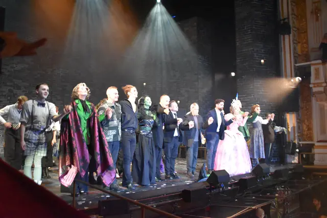 Wicked-Premiere im Stadttheater Baden mit Laura Panzeri, Vanessa Heinz, Mark Seibert, Maya Hakvoort, in der Inszenierung von Andreas Gergen, in der Mitte Komponist Stephen Schwartz. | Foto: Preineder