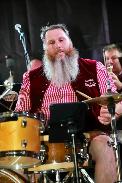 AlpenDudler bedeutet nicht nur Blasmusik: Rhythmiker Stephan Jäkel weiß, wie Schlagzeug geht. | Foto: Hassl