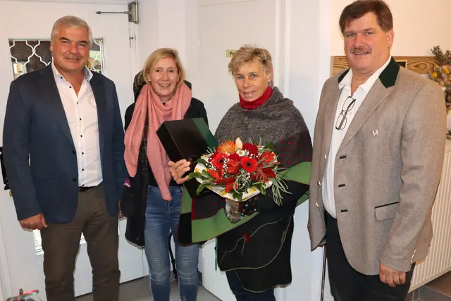 Für die Obfrau gab es Blümchen vom Bürgermeister | Foto: Gerhard Langmann