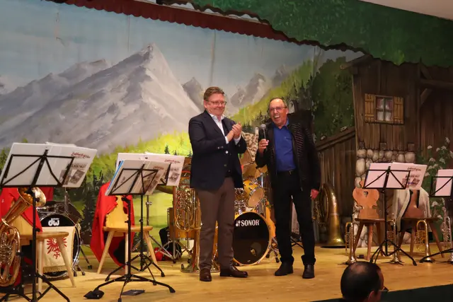Der Rumer Bürgermeister Josef Karbon gratuliert dem Jubilar Ernst Gundolf und bedankt sich für sein Engagement in der Gemeinde Rum.  | Foto: Kendlbacher