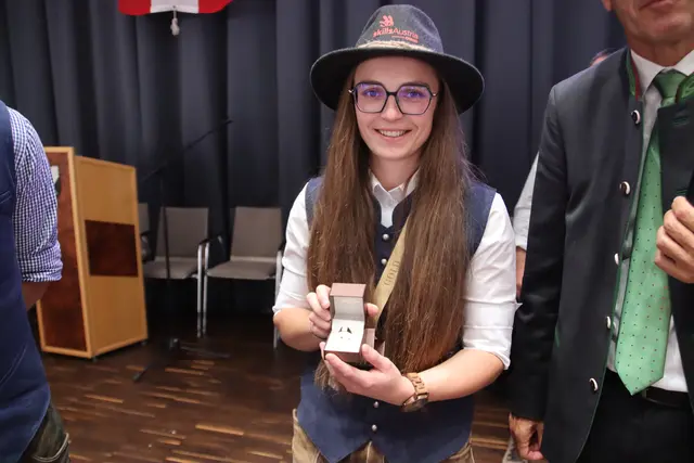 Leonie präsentiert stolz den Ehrenring der Gemeinde. | Foto: MeinBezirk/Herwig Brucker