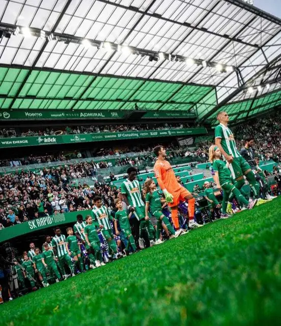 Mit dem Rapid Kapitän auf Spielfeld: Emma Ohnesorgen. | Foto: SK Rapid