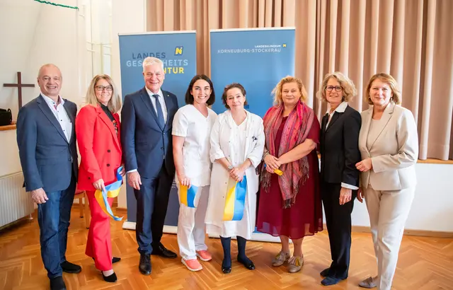 Kaufmännischer Direktor Anton Hörth (Landesklinikum Hollabrunn &amp; Korneuburg-Stockerau), Geschäftsführerin Katja Steininger (Gesundheit Weinviertel GmbH),
Landesrat Anton Kasser, Stationsleiterin Beatrix Perschon, Oberärztin Marianne Patsch,
Vorständin NÖ LGA Elisabeth Bräutigam, Primaria Judith Sautner und Pflegedirektorin Silvia
Hickelsberger (Landesklinikum Hollabrunn &amp; Korneuburg-Stockerau) | Foto: NÖ LGA / Robert Herbst