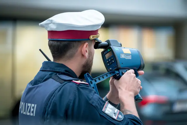 Ein Motorradfahrer entzog sich einer Polizeikontrolle und flüchtete mit hoher Geschwindigkeit. (Symbolbild) | Foto: Bernhard Knaus