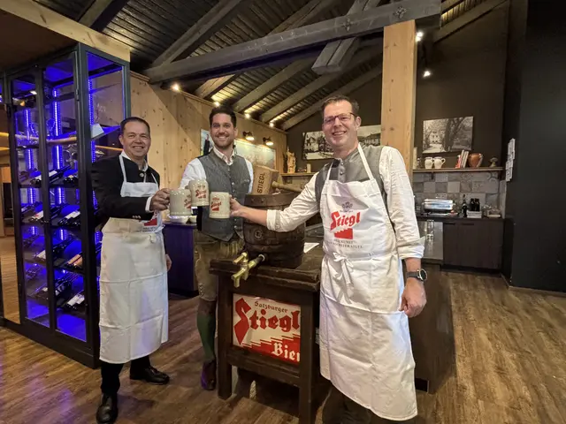 Was wäre ein traditionelles Fest ohne einen zünftigen Bieranstich? Die beiden Hausherren Gerhard (links) und Robert Ramsebner ließen sich diesen Brauch nicht nehmen. Aber nicht nur für die Eröffnungsfeierlichkeiten stellte die Privatbrauerei Stiegl ein Fass zur Verfügung – auch an die fleißigen Arbeiter auf der Stocker-Baustelle hat der Gastronomiepartner des Hotels dem Vernehmen nach gedacht. | Foto: Wiesmüller