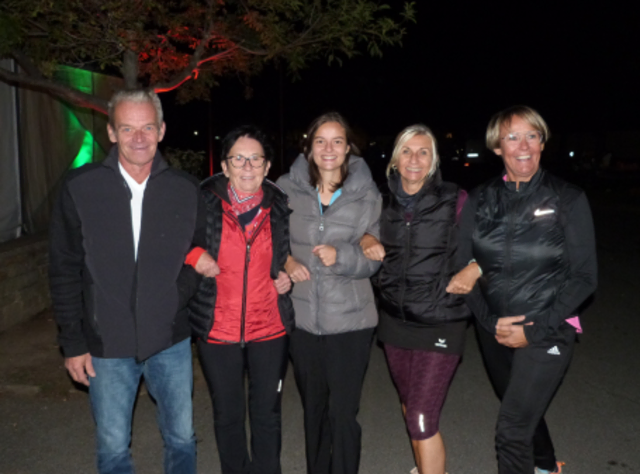 Mit sportlichen Outfits und bester Stimmung trafen die Teilnehmerinnen und der Teilnehmer bei der After Run Party ein. | Foto: Vanessa Wittmann