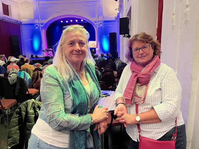 Petra Weninger und Elisabeth Ebener freuen sich, Dirk Stermann endlich live zu erleben  | Foto: Franziska Führer