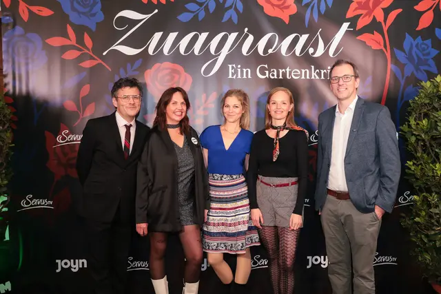 Feierten Premiere in Oberwart: Schauspieler Manuel Rubey, Bestsellerautorin Martina Parker, die Schauspielerinnen Hilde Dalik und Julia Koch sowie Thomas Gruber, CEO von ProSiebenSat.1 PULS 4.  | Foto: JOYN/Monika Fellner