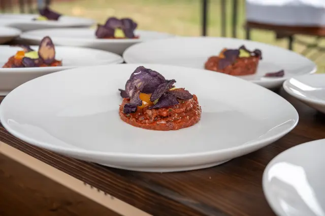 Das Beef Tatar verzauberte mit feiner Würze und fügte sich herrlich zu den erlesenen Weinen der Region.