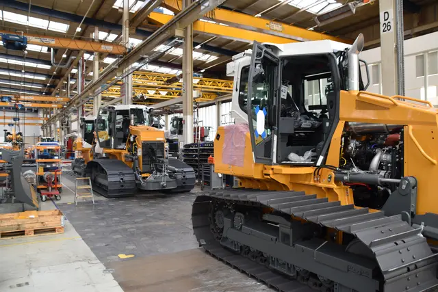 Als Produktionsstätte der Sparte Erdbewegung ist die Liebherr-Werk Telfs GmbH für die Entwicklung und Herstellung von hydrostatisch angetriebenen Planier- und Laderaupen, Rohrlegern sowie Teleskopladern zuständig. | Foto: Georg Larcher