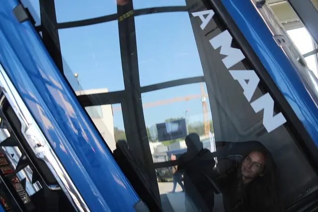 Im Lkw-Überschlagssimulator | Foto: MeinBezirk Perg/Köck