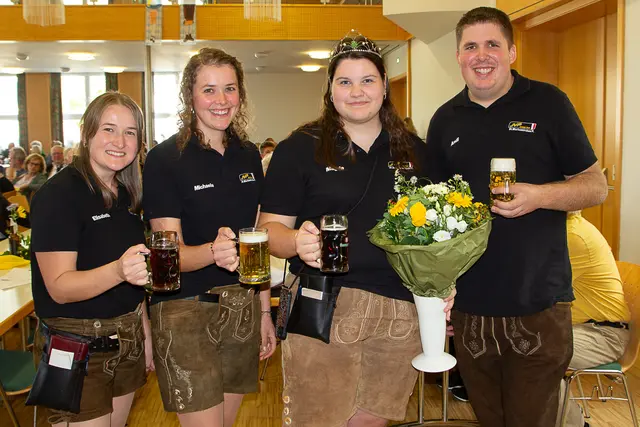 Die JVP Samarein gratulierte Magdalena Ecker zur Wahl. v.l.n.r.: Elisabeth und Michaela Dopler, Magdalena Ecker und Andreas Berndorfer