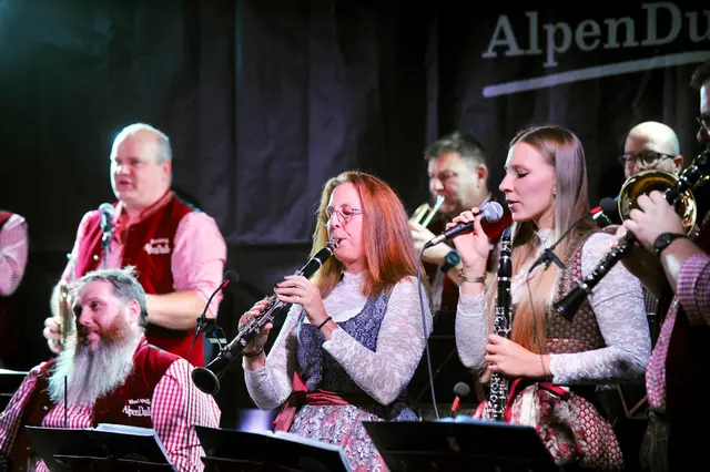 Zu den flotten und besinnlichen Klängen gibt es auch Gesang: Ayleen Gantioler und Thomas Bliem griffen zum Mikrofon. | Foto: Hassl