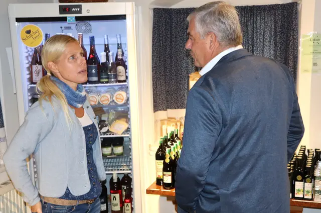 Der Bürgermeister lässt sich informieren | Foto: Gerhard Langmann