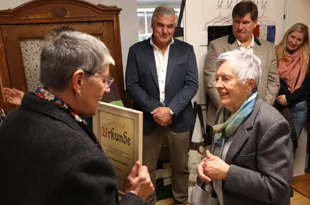 Ingrid Hrastnik hatte eine Urkunde und Blumen für Lore Steinbauer zur Hand | Foto: Gerhard Langmann