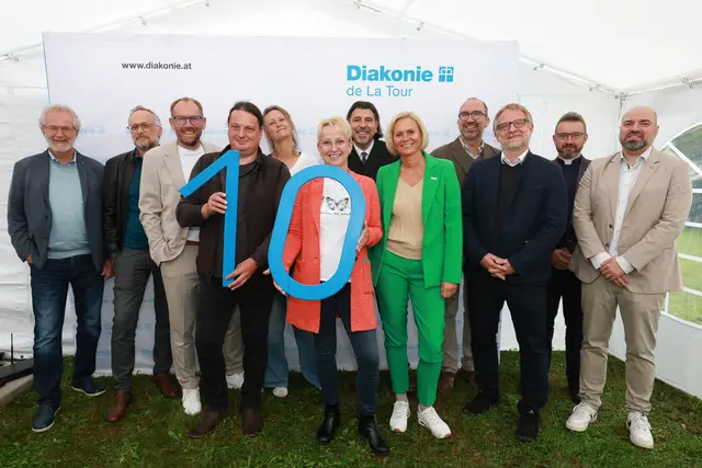 Großes Gruppenbild mit Andreas Gerhold (evang. Pfarrer), Michael Mellitzer (Prokurist und Fachbereichsleiter Menschen mit Behinderungen in Kärnten und Osttirol), Matthias Liebenwein) (Geschäftsführer Diakonie de La Tour Steiermark), Georg Klinz (Teamleitung Haus Wildbacher Straße), Astrid Kummer (Fachbereichsleitung in der Steiermark für Kind, Jugend und Familie &amp; Menschen mit Behinderungen), Gabriele Scheucher (Teamleitung Haus Wildbacher Straße), Josef Wallner (Bürgermeister Deutschlandsberg), Susanne Prentner-Vitek (Personaldirektorin und Vorständin Diakonie de La Tour), Markus Pinter (Finanzreferent Stadtgemeinde Deutschlandsberg), Martin Madrutter (Referatsleiter Diakonische Identität &amp; Pastorale Dienste), István Holló (kath. Pfarrer) und Andreas Neubauer (Stabsstelle Kommunikation Diakonie de La Tour Steiermark) | Foto: Thomas Mlakar